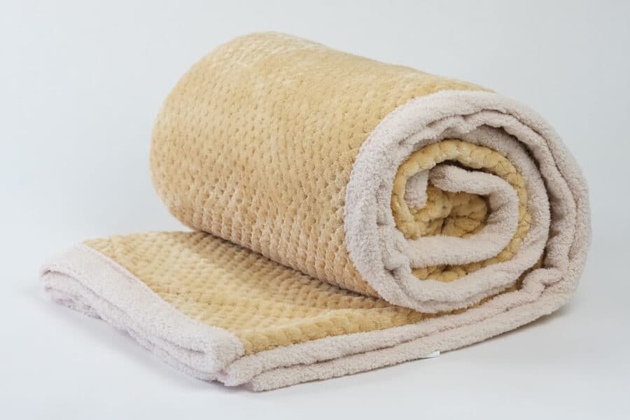 popcorn-faux-fur-throw-blanket-beige-white-rolll