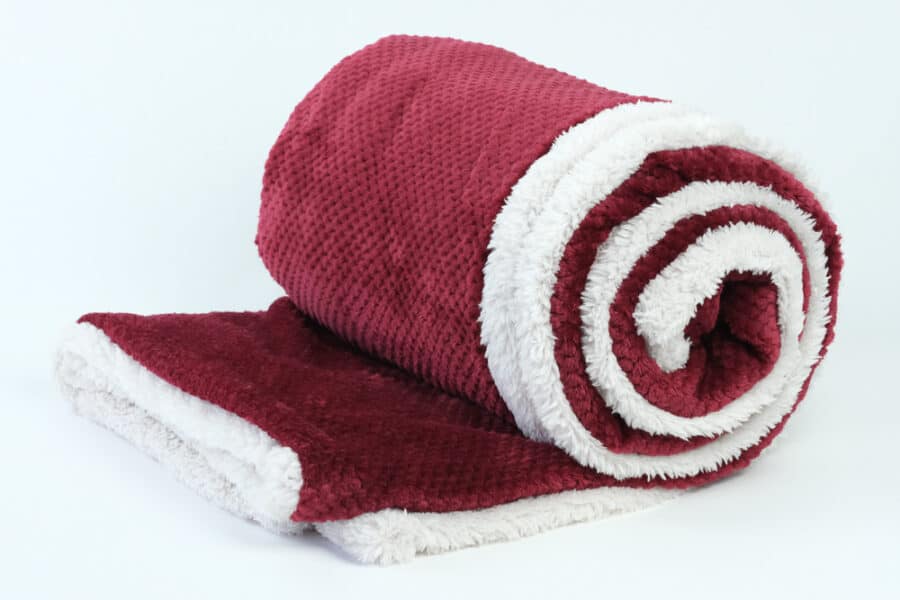 popcorn-faux-fur-throw-blanket-maroon-white-roll