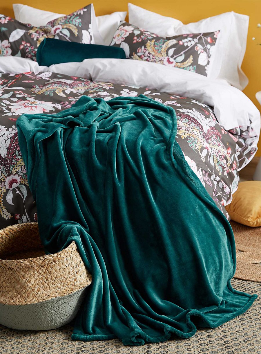 velvety microfibre throw blanket 130 x 150cm